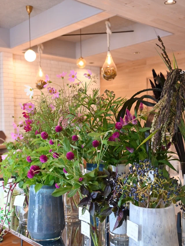 【9月終了：POPUP SHOP FLOWER STAND】

週末の生花販売会にお越し頂きました皆さま
ご来店ありがとうございました！

お花を並べると
すっかり秋の雰囲気🍁

花畑からはコスモス、バジル類、セロシアなどが
ちょうど咲きだして
朝摘みを並べることができました。

販売会では栽培のことや
花畑のボランティアに関心のある方が
興味を持って聞いてくださることが
密かな活力になってます！

また今年はコスモス摘みの企画を予定しています。
ご案内まで今しばらくお待ちください✨

それから、ももくりさんの薬膳茶は
リピートしてくださる方も◎
毎度その季節に合わせて提案してくださるので
試飲も楽しみに来てくださると嬉しいです♪

次回の生花販売会は
10/4(土)5(日)
お月見の直前です。

ご来店お待ちしています😊

＼special thanks／

@goodreform.saitama 
@momokuri.yakuzen 

＿＿＿＿＿＿＿＿＿＿＿＿＿＿＿＿＿＿＿＿＿

♠︎日時：2025.10.4(土)5(日)10:00-17:00
ご予約等不要で自由にお買い物して頂けます。

♠︎場所：(有)ぐっとリフォーム様 ショールーム内
埼玉県さいたま市見沼区東大宮1-30-14 
ショールーム前🅿︎2台有り
＊第二産業道路を挟んだ白いショールーム内での開催です。

♠︎商品ラインナップ：
＊季節の切花・枝物
＊ラスティック花畑産オーガニックフラワー&ハーブ
＊薬膳教室ももくりさんの薬膳茶5包入 3種類
試飲もしていただけます。

♠︎お支払い：現金・PayPay

＿＿＿＿＿＿＿＿＿＿＿＿＿＿＿＿＿＿＿＿＿

◎スケジュール
￣￣￣￣￣￣￣￣￣￣￣￣￣￣
▶︎10/4(土)5(日)10:00-17:00
POPUPSHOP FLOWERSTAND
生花販売会

▶︎10/6(月)
お月見

▶︎10/6(月)、20(月)
季節の花の定期便
＊不定期便は随時ストーリーズにてお知らせします。

◎ご注文受付・受渡し時間
￣￣￣￣￣￣￣￣￣￣￣￣￣￣
10:00-17:00 木曜定休　

⚫︎お花の引渡しはさいたま市見沼区内
詳細はお問合せ下さい。
東大宮駅東口徒歩20分/🅿︎無し

⚫︎定期便・花束等のご注文・お問合せ方法
電話ｌ公式LINEｌオンラインショップ
@flowers.rustic

#popupshop 
#flowerstand 
#季節の花の定期便
#無店舗花屋
#さいたま市見沼区
#花栽培
#有機栽培
#無農薬栽培
#オーガニックフラワー
#organicflowers
#花のある暮らし
#植物のある暮らし
#花畑
#見沼田んぼ