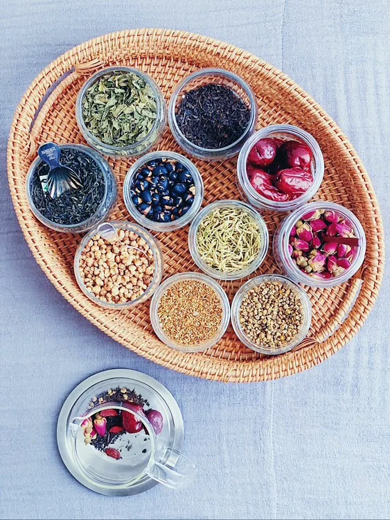 【POPUP SHOP FLOWER STAND】

明日とあさっては月に一度の生花販売会
POPUP SHOP FLOWER STANDです🎪

15日13:00からは浦和の薬膳教室ももくり主宰の
きみえさんが在店し
ワークショップを開催してくださいます！

@momokuri.yakuzen

生花販売会では毎度
季節の薬膳茶の商品を卸してくださっていたご縁で

今回は体質診断とオリジナル薬膳茶作りの
ワークショップを開催していただくことになりました🍁

11/15(土)13:00〜随時受付/予約不要
税込2,000円
30分程度で簡易診断とブレンド茶3包付き

過去3回の販売会に
季節の薬膳茶を提供してくださり
すでにリピーターさんもいらっしゃるほどです。

在店中はご予約不要で
簡易体質診断と薬膳茶のブレンド体験ができます。

薬膳の世界や教室が気になる方は
ぜひ気軽に体験できるこの機会にお越しください！

開催場所は
有限会社ぐっとリフォーム様の店舗お向かいに位置する
白いテラスのあるショールーム内です。

@goodreform.saitama

＿＿＿＿＿＿＿＿＿＿＿＿＿＿＿＿＿＿＿＿＿

♠︎日時：2025.11.14(金).15(土)10:00-17:00
ご予約等不要で自由にお買い物して頂けます。

♠︎場所：(有)ぐっとリフォーム様 ショールーム内
埼玉県さいたま市見沼区東大宮1-30-14 
ショールーム前🅿︎2台有り
＊第二産業道路を挟んだ白いショールーム内での開催です。

♠︎商品ラインナップ：
＊季節の切花・枝物
＊薬膳教室ももくりさんの薬膳茶5包入 3種類
試飲もしていただけます。

♠︎お支払い：現金・PayPay

＿＿＿＿＿＿＿＿＿＿＿＿＿＿＿＿＿＿＿＿＿

◎スケジュール
￣￣￣￣￣￣￣￣￣￣￣￣￣￣

▶︎11/3(祝月)、17(月)
季節の花の定期便

▶︎11/14(金)15(土)10:00-17:00
POPUP SHOP FLOWER STAND
生花販売会
＊15(土)13:00-15:00
薬膳教室主宰ももくりさん在店
予約不要のワークショップ

▶︎11/22(土)
いい夫婦の日

▶︎11/23(日)
勤労感謝の日

◎ご注文受付・受渡し時間
￣￣￣￣￣￣￣￣￣￣￣￣￣￣
10:00-17:00 木曜定休　

⚫︎お花の引渡しはさいたま市見沼区内
詳細はお問合せ下さい。
東大宮駅東口徒歩20分/🅿︎無し

⚫︎定期便・花束等のご注文・お問合せ方法
電話ｌ公式LINEｌオンラインショップ
@flowers.rustic

#popupshop 
#flowerstand 
#無店舗花屋
#さいたま市見沼区
#花栽培
#有機栽培
#無農薬栽培
#オーガニックフラワー
#organicflowers
#花のある暮らし
#植物のある暮らし
#花畑
#見沼田んぼ