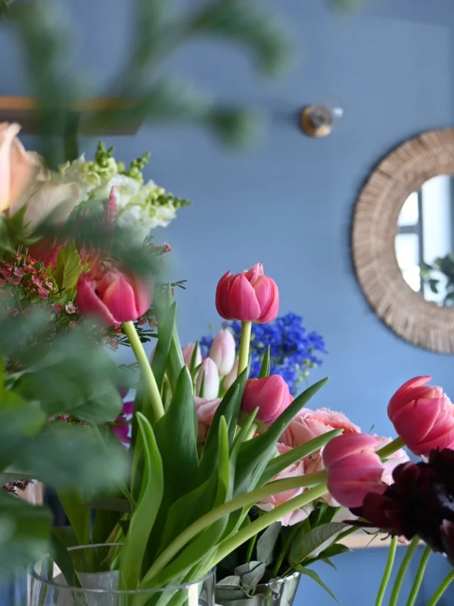 【POPUP SHOP FLOWER STAND】

明日土曜日は年内最後の生花販売会
POPUP SHOP FLOWER STANDです🎪

いつものお客様も初めてのお客様も
北風が吹きすさぶ中
ご来店くださりありがとうございました！

本日仕入れたばかりの
チューリップやラナンキュラス、スイートピーまでも
春の花が続々と入荷し始めました。

こんなに寒くても咲こうとする春のお花は
どの季節の花よりも力強さを秘めていている気がします。

引きこもりがちな季節に
鮮度と変化を感じる春の花をぜひ取り入れてみてください。

＊

浦和の薬膳教室ももくりさんの薬膳茶パックは
冬に合うセレクトを3種類ご用意いただきました。

少しだけ酸味のある
サンザシの実入りの薬膳茶を試飲していただけます。

@momokuri.yakuzen 

開催場所は
有限会社ぐっとリフォーム様の店舗お向かいに位置する
白いテラスのあるショールーム内です。

@goodreform.saitama

明日のご来店もお待ちしています。

＿＿＿＿＿＿＿＿＿＿＿＿＿＿＿＿＿＿＿＿＿

♠︎日時：2025.12.12(金).13(土)10:00-17:00
ご予約等不要で自由にお買い物して頂けます。

♠︎場所：(有)ぐっとリフォーム様 ショールーム内
埼玉県さいたま市見沼区東大宮1-30-14 
ショールーム前🅿︎2台有り
＊第二産業道路を挟んだ白いショールーム内での開催です。

♠︎商品ラインナップ：
＊季節の切花・枝物
＊薬膳教室ももくりさんの薬膳茶5包入 3種類
試飲もしていただけます。

♠︎お支払い：現金・PayPay

＿＿＿＿＿＿＿＿＿＿＿＿＿＿＿＿＿＿＿＿＿

◎スケジュール
￣￣￣￣￣￣￣￣￣￣￣￣￣￣

▶12/1(月)、15(月)
季節の花の定期便

▶︎12/12(金)13(土)10:00-17:00
POPUPSHOP FLOWERSTAND
生花販売会

▶︎12/26(金)
お正月飾り引渡し開始

▶︎12/31(水)
年内最終営業日

▶︎1/1(木)-4(日)
お休み

◎ご注文受付・受渡し時間
￣￣￣￣￣￣￣￣￣￣￣￣￣￣
10:00-17:00 木曜定休　

⚫︎お花の引渡しはさいたま市見沼区内
詳細はお問合せ下さい。
東大宮駅東口徒歩20分/🅿︎無し

⚫︎定期便・花束等のご注文・お問合せ方法
電話ｌ公式LINEｌオンラインショップ
@flowers.rustic

#無店舗花屋
#さいたま市見沼区
#花栽培
#花畑
#見沼田んぼ