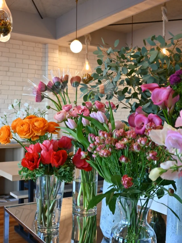 年内最後の生花販売会
POPUP SHOP FLOWER STAND

本日もご来店ありがとうございました！

やっと来れた〜と言う方が
体感的には10名くらいいらっしゃった気がするくらい
予定を合わせて来てくださったんだなぁ
ということが伝わりました◎

年内の出店はこれで最後でしたが、
営業は大晦日まで通常通りいたします。

クリスマスギフトやお正月のお花のお求めの場合は
お電話、オンラインショップ、公式LINEから
お気軽にお問合せください。

お正月のお花は
束もの、アレンジメント、お正月飾りを
現在の作業場で事前注文にてお引渡しのみする予定です。
お正月飾りはオンラインショップに掲載されています。

それと、ももくりさんの薬膳茶は
明日以降も購入頂けますので、
気になっていた方はお問合せください！

それから、花畑コミュニティのお知らせも
来週中にはご案内いたします‼︎
個別にお問合せいただいても大丈夫です。

ご案内が目白押しになってしまいましたが、
忙しない年末にこそ
花と共にうるおいのある日々を過ごしていただけたらと思います🧶

＼special thanks／

@goodreform.saitama / @super.gt2018 
@momokuri.yakuzen 

＿＿＿＿＿＿＿＿＿＿＿＿＿＿＿＿＿＿＿＿＿

◎スケジュール
￣￣￣￣￣￣￣￣￣￣￣￣￣￣

▶12/1(月)、15(月)
季節の花の定期便

▶︎12/12(金)13(土)10:00-17:00
POPUPSHOP FLOWERSTAND
生花販売会

▶︎12/26(金)
お正月飾り引渡し開始

▶︎12/31(水)
年内最終営業日

▶︎1/1(木)-4(日)
お休み

◎ご注文受付・受渡し時間
￣￣￣￣￣￣￣￣￣￣￣￣￣￣
10:00-17:00 木曜定休　

⚫︎お花の引渡しはさいたま市見沼区内
詳細はお問合せ下さい。
東大宮駅東口徒歩20分/🅿︎無し

⚫︎定期便・花束等のご注文・お問合せ方法
電話ｌ公式LINEｌオンラインショップ
@flowers.rustic

#無店舗花屋
#さいたま市見沼区
#花栽培
#花畑
#見沼田んぼ