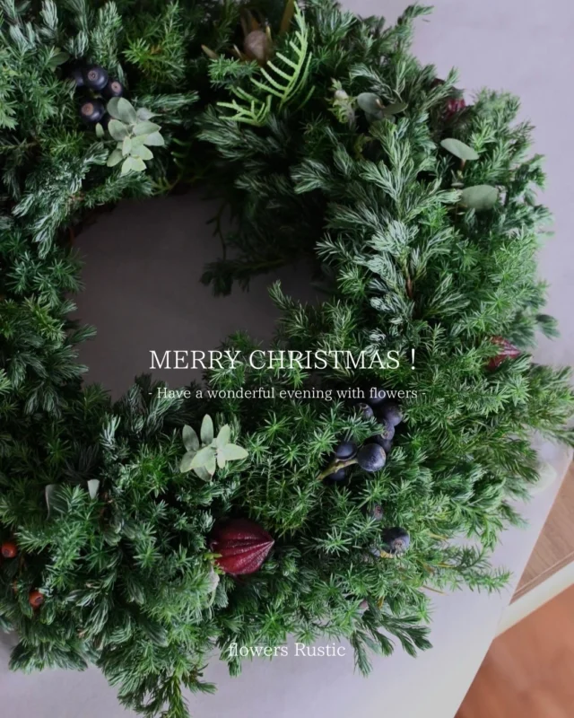 クリスマスいかがお過ごしですか🎄

ラスティックではお正月準備に取り掛かっています。
今年は千両が少ないようで入荷がないかも知れません。

その代わり、南天の実はプリプリのとっても実付きの良いものが入荷しています！

毎年の気候や相場により、質や価格は変わります。
無いものはないし高いものは高い。

それは今後もずっと変わらないことなので
あるもので最適解を提案し続けていきます。

商品はでき次第ストーリーズでお知らせして行きますので
今しばらくお待ちください😌

＿＿＿＿＿＿＿＿＿＿＿＿＿＿＿＿＿＿＿＿＿

◎スケジュール
￣￣￣￣￣￣￣￣￣￣￣￣￣￣
▶︎12/26(金)
お正月飾り引渡し開始

▶︎12/31(水)
年内最終営業日

▶︎1/1(木)-4(日)
お休み

▶1/5(月)、19(月)
季節の花の定期便

▶︎1/23(金)24(土)10:00-17:00
POPUPSHOP FLOWERSTAND
生花販売会

◎ご注文受付・受渡し時間
￣￣￣￣￣￣￣￣￣￣￣￣￣￣
10:00-17:00 木曜定休　

⚫︎お花の引渡しはさいたま市見沼区内
詳細はお問合せ下さい。
東大宮駅東口徒歩20分/🅿︎無し

⚫︎定期便・花束等のご注文・お問合せ方法
電話ｌ公式LINEｌオンラインショップ
@flowers.rustic

#無店舗花屋
#さいたま市見沼区
#花栽培
#花畑
#見沼田んぼ