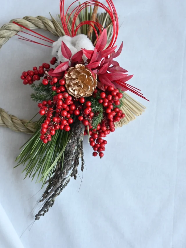 【お正月花ご予約承ります】

今年もお正月飾りのご注文をありがとうございました。
毎年一つ一つ手作業で作成しています。

Mサイズの方には
ラスティックのお隣の畑の
@pomotaka_numerland さんから分けて頂いた
黒米を使わせて頂きました🌾
手間ひまをかけて作られたお米を使わせて頂き感謝です🙏

花畑で育てていた綿の花は
今年は不作で大きな実を付けなかったので
一大産地イスラエル産の立派なものを。

わずかに収穫できた実は
来年の種まき用に取っておきます。

_

年内は大晦日までお花のお引渡し可能です。
お電話、公式LINEからご連絡ください。

＿＿＿＿＿＿＿＿＿＿＿＿＿＿＿＿＿＿＿＿＿

◎スケジュール
￣￣￣￣￣￣￣￣￣￣￣￣￣￣

▶︎12/31(水)
年内最終営業日

▶︎1/1(木)-4(日)
お休み

▶︎1/5(月)
初市

▶1/5(月)、19(月)
季節の花の定期便

▶︎1/7(水)
松飾を外す日

▶︎1/23(金)24(土)10:00-17:00
POPUPSHOP FLOWERSTAND
生花販売会

◎ご注文受付・受渡し時間
￣￣￣￣￣￣￣￣￣￣￣￣￣￣
10:00-17:00 木曜定休　

⚫︎お花の引渡しはさいたま市見沼区内
詳細はお問合せ下さい。
東大宮駅東口徒歩20分/🅿︎無し

⚫︎定期便・花束等のご注文・お問合せ方法
電話ｌ公式LINEｌオンラインショップ
@flowers.rustic

#無店舗花屋
#さいたま市見沼区
#花栽培
#花畑
#見沼田んぼ