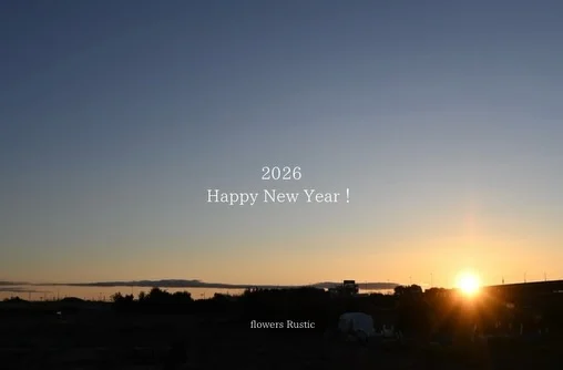 【新年のご挨拶】

明けましておめでとうございます🌅

写真は花畑から拝める日の出と富士山
澄んだ空気の季節だけの特権です。

ちなみに、夕陽はどの季節でも感動レベルのきれいさなので花畑コミュニティやボランティアに参加の方にはぜひ見て欲しいです‼︎
どちらも随時お問合せ受付中です◎

営業再開は1/5(月)からです。
今年も花や植物ともに健やかな一年になりますように🌿
どうぞよろしくお願いいたします！

＿＿＿＿＿＿＿＿＿＿＿＿＿＿＿＿＿＿＿＿＿

◎スケジュール
￣￣￣￣￣￣￣￣￣￣￣￣￣￣
▶︎1/1(木)-4(日)
お休み

▶︎1/5(月)
初市

▶1/5(月)、19(月)
季節の花の定期便

▶︎1/7(水)
松飾を外す日

▶︎1/23(金)24(土)10:00-17:00
POPUPSHOP FLOWERSTAND
生花販売会

◎ご注文受付・受渡し時間
￣￣￣￣￣￣￣￣￣￣￣￣￣￣
10:00-17:00 木曜定休　

⚫︎お花の引渡しはさいたま市見沼区内
詳細はお問合せ下さい。
東大宮駅東口徒歩20分/🅿︎無し

⚫︎定期便・花束等のご注文・お問合せ方法
電話ｌ公式LINEｌオンラインショップ
@flowers.rustic

#無店舗花屋
#さいたま市見沼区
#花栽培
#花畑
#見沼田んぼ