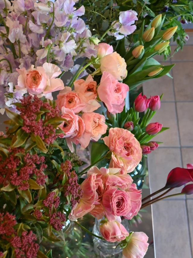 【1月終了：POPUP SHOP FLOWER STAND】

今年最初の生花販売会
POPUP SHOP FLOWER STAND
寒い中のご来店、ありがとうございました❄︎

一年の中でも最も寒い季節 "大寒" 

寒くてうつうつとしてしまいますが、
なんとなく陽が延びて来た気配もしました。

そんな時期ですが、
春の花が豊富に出回る季節。
色々な組み合わせで楽しんで見てほしいなと思います。

薬膳教室ももくりさんの薬膳茶と
うるおいの森さんの苗木は
ストック分を明日以降もお求め頂けますので
お気軽にお問合せください。

＼special thanks！／
@goodreform.saitama 
@super.gt2018 
@momokuri.yakuzen 
@uruoinomori 

＿＿＿＿＿＿＿＿＿＿＿＿＿＿＿＿＿＿＿＿＿

【2月スケジュール】

▶︎2/1(日).14(土)
季節の花の定期便

▶︎2/8(日)午前中
花畑コミュニティ作業日

＿＿＿＿＿＿＿＿＿＿＿＿＿＿＿＿＿＿＿＿＿
◎ご注文受付・受渡し時間
￣￣￣￣￣￣￣￣￣￣￣￣￣￣
10:00-17:00 木曜定休　

⚫︎お花の引渡しはさいたま市見沼区内
詳細はお問合せ下さい。
東大宮駅東口徒歩20分/🅿︎無し

⚫︎定期便・花束等のご注文・お問合せ方法
電話ｌ公式LINEｌオンラインショップ
@flowers.rustic

#無店舗花屋
#さいたま市見沼区
#花栽培
#花畑
#見沼田んぼ