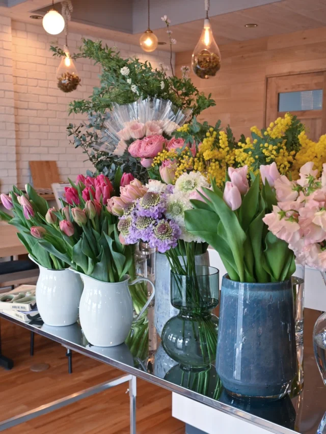 【2月終了：POPUP SHOP FLOWER STAND】

先週の金曜日土曜日で開催しました
2月の生花販売会
POPUP SHOP FLOWER STAND
ご来店いただきましてありがとうございました！

今回は八重咲きのチューリップをメインに
ミモザも入荷して春らしいラインナップになりました。

ミモザはしばらく入荷できそうなので
別途ご注文も承ります。
お気軽にお問合せください。

薬膳教室ももくりさんの薬膳茶は
リピーター様も増えてきましたので
ストック分を明日以降もお求め頂けます。
こちらもお気軽にお問合せください。

＼special thanks！／
@goodreform.saitama 
@super.gt2018 
@momokuri.yakuzen 
@uruoinomori 

＿＿＿＿＿＿＿＿＿＿＿＿＿＿＿＿＿＿＿＿＿

【3月スケジュール】

▶︎3/2(月).16(月)
季節の花の定期便

▶︎3/4(水).8(日)午前中
花畑コミュニティ作業日

＿＿＿＿＿＿＿＿＿＿＿＿＿＿＿＿＿＿＿＿＿
◎ご注文受付・受渡し時間
￣￣￣￣￣￣￣￣￣￣￣￣￣￣
10:00-17:00 木曜定休　

⚫︎お花の引渡しはさいたま市見沼区内
詳細はお問合せ下さい。
東大宮駅東口徒歩20分/🅿︎無し

⚫︎定期便・花束等のご注文・お問合せ方法
電話ｌ公式LINEｌオンラインショップ
@flowers.rustic

#無店舗花屋
#さいたま市見沼区
#花栽培
#花畑
#見沼田んぼ