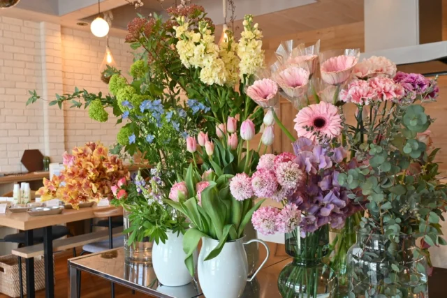 【3月終了：POPUP SHOP FLOWER STAND】

金曜日土曜日で開催しました
3月の生花販売会
POPUP SHOP FLOWER STAND
ご来店いただきありがとうございました！

季節が巡るのはあっという間で、
チューリップやスイートピー、アネモネが並ぶのは
今季は今日で最後でした。
(ご注文などでは今月いっぱいまではお入れできます)

4月からは少しずつ初夏のお花に移り変わっていきます。
そちらもまた楽しみにお待ちいただけたらと思います！

昨日のLIVEでもお伝えしたとおり
薬膳教室ももくりさんの薬膳茶は
ストック分を明日以降もお求め頂けます。
お気軽にお問合せください。

＼special thanks！／
@goodreform.saitama 
@super.gt2018 
@momokuri.yakuzen 
@uruoinomori 

＿＿＿＿＿＿＿＿＿＿＿＿＿＿＿＿＿＿＿＿＿

【4月スケジュール】

▶︎4/1(水)〜
母の日ギフトご予約受付開始

▶︎4/6(月).20(月)
季節の花の定期便

＿＿＿＿＿＿＿＿＿＿＿＿＿＿＿＿＿＿＿＿＿
◎ご注文受付・受渡し時間
￣￣￣￣￣￣￣￣￣￣￣￣￣￣
10:00-17:00 木曜定休　

⚫︎お花の引渡しはさいたま市見沼区内
詳細はお問合せ下さい。
東大宮駅東口徒歩20分/🅿︎無し

⚫︎定期便・花束等のご注文・お問合せ方法
電話ｌ公式LINEｌオンラインショップ
@flowers.rustic

#無店舗花屋
#さいたま市見沼区
#花栽培
#花畑
#見沼田んぼ