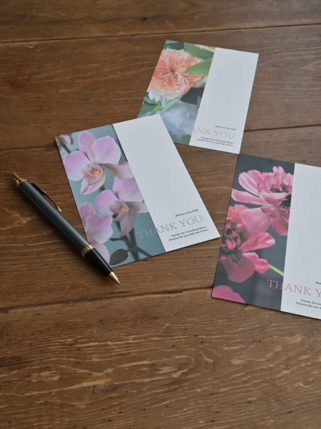 【母の日ギフトご予約受付開始】

3月があっという間に過ぎ去りました〜。
卒業シーズンということもあり
今年もたくさんのご注文をいただき
ありがとうございました🙏

こういう機会をきっかけに
お花を贈ったり、お花がある暮らしっていいなと
感じてもらえたら嬉しいです✨

さて、ラスティックは花屋の一大イベント
5/10(日)の母の日に向けて動き出しました！

今年はオリジナルポストカードをご用意しました。
カードのお花はこれまでに撮り溜めた中から厳選した、

コチョウランのミディ
バラのキャラメルアンティーク
ラナンキュラスのシャルロット

存在感のある華やかな3種とさせて頂きました。
4/30(木)までに母の日ギフトのご注文で
1枚プレゼントいたします。
お好きな1枚をお選びいただき、花束やアレンジにお付けいたします。

ご注文はオンラインショップからが便利です。
お問合せはお電話、公式LINEからお気軽にご連絡ください。
ぜひ4月中のご注文をお待ちしています😌

＿＿＿＿＿＿＿＿＿＿＿＿＿＿＿＿＿＿＿＿＿

【4月スケジュール】

▶︎4/1(水)〜
母の日ギフトご予約受付開始

▶︎4/6(月).20(月)
季節の花の定期便

▶︎4/8(水).12(日)
花畑コミュニティ活動日

▶︎4/17(金)18(土)10:00-17:00
POPUP SHOP FLOWER STAND
生花販売会

＿＿＿＿＿＿＿＿＿＿＿＿＿＿＿＿＿＿＿＿＿
◎ご注文受付・受渡し時間
￣￣￣￣￣￣￣￣￣￣￣￣￣￣
10:00-17:00 木曜定休　

⚫︎お花の引渡しはさいたま市見沼区内
詳細はお問合せ下さい。
東大宮駅東口徒歩20分/🅿︎無し

⚫︎定期便・花束等のご注文・お問合せ方法
電話ｌ公式LINEｌオンラインショップ
@flowers.rustic

#無店舗花屋
#さいたま市見沼区
#花栽培
#花畑
#見沼田んぼ