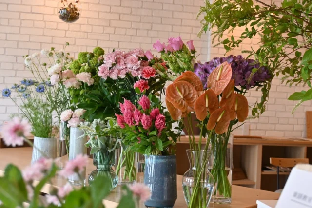 【POPUP SHOP FLOWER STAND】

母の日&生花販売会始まりました🎪

5/10(日)母の日まで
ぐっとリフォーム様のショールームにて
季節の切花や薬膳茶、
米粉とみりんのお菓子を限定販売しています。

お菓子は当日分数量限定にてご用意。
カヌレは5/9(土)のみのスタッフさんによる
対面限定販売です！
ぜひお早めにご来店ください。

販売会では、
花束やアレンジメントは作り置きもご用意いたしますが、
事前のご予約をお願いしております。
当日その場でのお作りはいたしかねますので予めご了承ください。

開催場所はいつもと同じ
有限会社ぐっとリフォーム様の店舗お向かいに位置する
白いテラスのあるショールーム内です。

@goodreform.saitama

皆さまのお越しをお待ちしております😌
＿＿＿＿＿＿＿＿＿＿＿＿＿＿＿＿＿＿＿＿＿

♠︎日時：2026.5.8(金).9(土).10(日)10:00-17:00
ご予約等不要で自由にお買い物して頂けます。

♠︎場所：(有)ぐっとリフォーム様 ショールーム内
埼玉県さいたま市見沼区東大宮1-30-14 
ショールーム前🅿︎2台有り
＊第二産業道路を挟んだ白いショールーム内での開催です。

♠︎商品ラインナップ：
＊季節の切花・枝物
＊母の日用花束・アレンジメント
＊母の日オリジナルポストカード
＊薬膳教室ももくりさんの薬膳茶5包入 3種類
試飲もしていただけます。
＊米粉とみりんのお菓子・カヌレ販売

♠︎お支払い：現金・PayPay

＿＿＿＿＿＿＿＿＿＿＿＿＿＿＿＿＿＿＿＿＿

◎ご注文受付・受渡し時間
￣￣￣￣￣￣￣￣￣￣￣￣￣￣
10:00-17:00 木曜定休　

⚫︎お花の引渡しはさいたま市見沼区内
詳細はお問合せ下さい。
東大宮駅東口徒歩20分/🅿︎無し

⚫︎定期便・花束等のご注文・お問合せ方法
電話ｌ公式LINEｌオンラインショップ
@flowers.rustic

#無店舗花屋
#さいたま市見沼区
#花栽培
#花畑
#見沼田んぼ