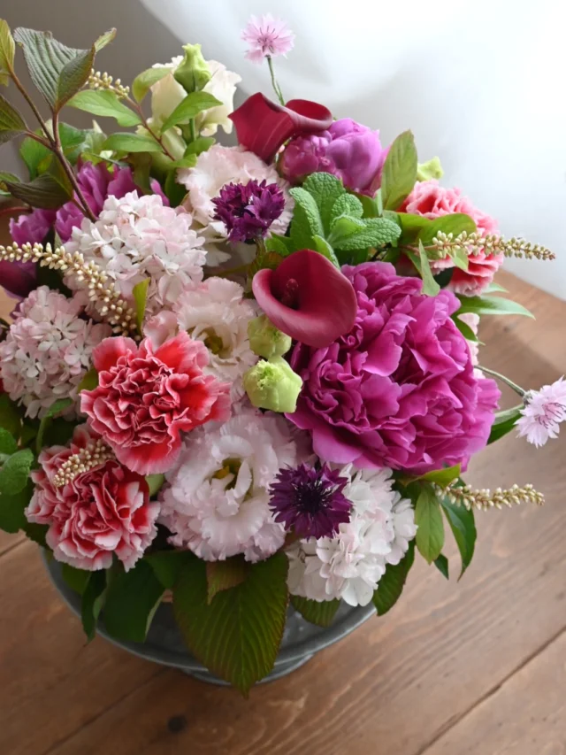 【POPUP SHOP FLOWER STAND】

今週末5/8(金)9(土)10(日)は
母の日&生花販売会を開催いたします🎪

5/10(日)は母の日。
今年はいつもの生花販売会の会場、
ぐっとリフォーム様のショールームにて
対面販売をさせていただきます。

今回特別に出店いただく
@komekomirin さんのオリジナルのお菓子は
事前予約分は残りわずかとなりました！
ご予約方法はひとつ前の投稿をご確認ください。

気になる方は当日分も数量限定でご用意しましたので
ぜひお早めにご来店ください。
カヌレは5/9(土)のみの限定販売です！

販売会では、
花束やアレンジメントは作り置きもご用意いたしますが、
事前のご予約をお願いしております。
当日その場でのお作りはいたしかねますので予めご了承ください。

開催場所はいつもと同じ
有限会社ぐっとリフォーム様の店舗お向かいに位置する
白いテラスのあるショールーム内です。

@goodreform.saitama

皆さまのお越しをお待ちしております😌
＿＿＿＿＿＿＿＿＿＿＿＿＿＿＿＿＿＿＿＿＿

♠︎日時：2026.5.8(金).9(土).10(日)10:00-17:00
ご予約等不要で自由にお買い物して頂けます。

♠︎場所：(有)ぐっとリフォーム様 ショールーム内
埼玉県さいたま市見沼区東大宮1-30-14 
ショールーム前🅿︎2台有り
＊第二産業道路を挟んだ白いショールーム内での開催です。

♠︎商品ラインナップ：
＊季節の切花・枝物
＊母の日用花束・アレンジメント
＊母の日オリジナルポストカード
＊薬膳教室ももくりさんの薬膳茶5包入 3種類
試飲もしていただけます。
＊米粉とみりんのお菓子・カヌレ販売

♠︎お支払い：現金・PayPay

＿＿＿＿＿＿＿＿＿＿＿＿＿＿＿＿＿＿＿＿＿

◎ご注文受付・受渡し時間
￣￣￣￣￣￣￣￣￣￣￣￣￣￣
10:00-17:00 木曜定休　

⚫︎お花の引渡しはさいたま市見沼区内
詳細はお問合せ下さい。
東大宮駅東口徒歩20分/🅿︎無し

⚫︎定期便・花束等のご注文・お問合せ方法
電話ｌ公式LINEｌオンラインショップ
@flowers.rustic

#無店舗花屋
#さいたま市見沼区
#花栽培
#花畑
#見沼田んぼ